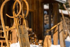 trai╠éneau-en-bois-en-dehors-de-neige-de-cottage-d-hiver-35081386
